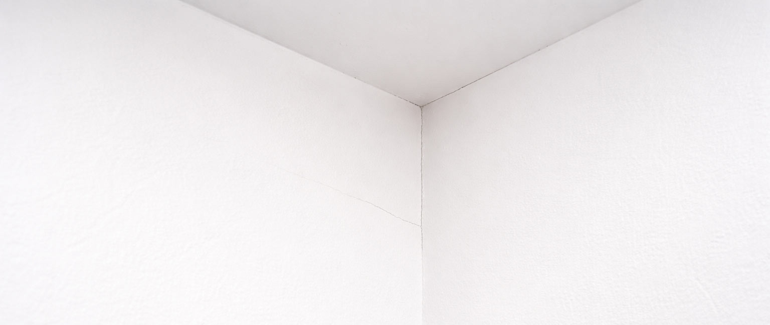 Pękanie farby w narożnikach